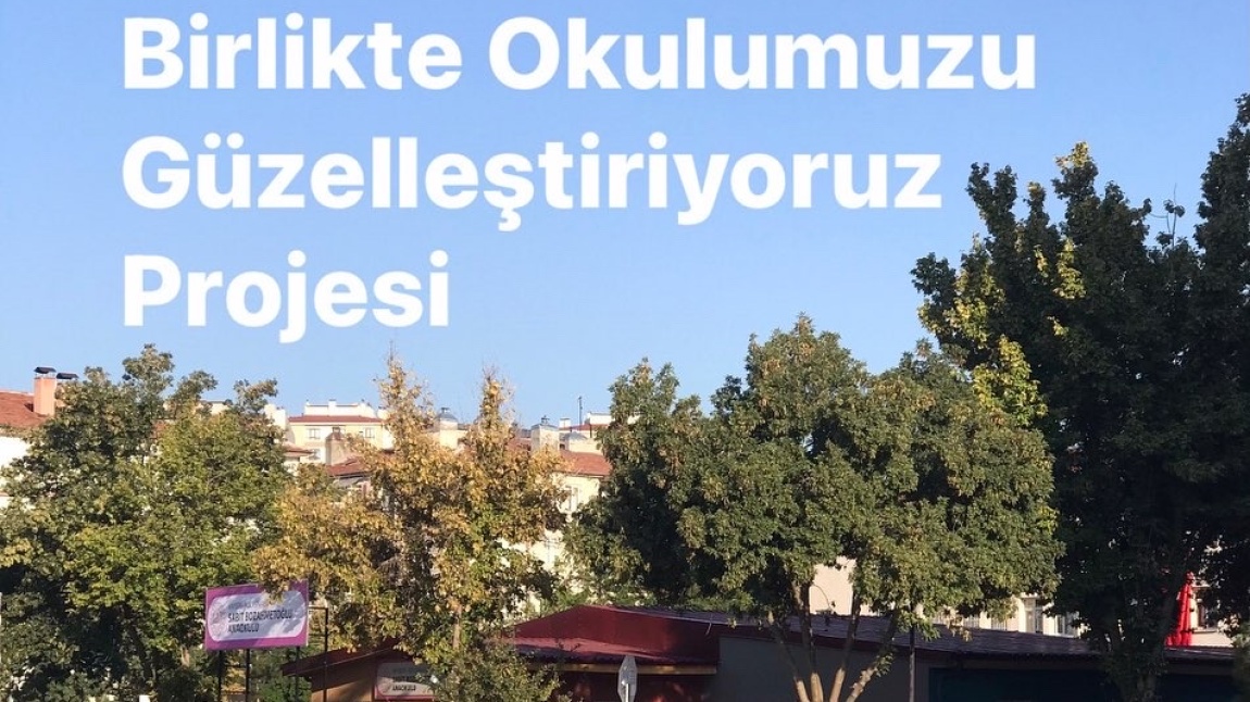 Birlikte Okulumuzu Güzelleştiriyoruz Projesi Kapsamında Okulumuz Anayol Üzerine Okulumuzun Daha Rahat Ulaşılması Bulunması Amacıyla Proje Kapsamında Okulumuz Levhası Yapılmıştır.